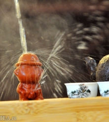 Фото 2 Обязательный элемент китайской чайной церемонии - глиняный писающий мальчик, 1 шт.